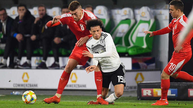 Wie durch ein Wunder blieb Leroy Sané (m.) nach dem brutalen Tritt unverletzt.