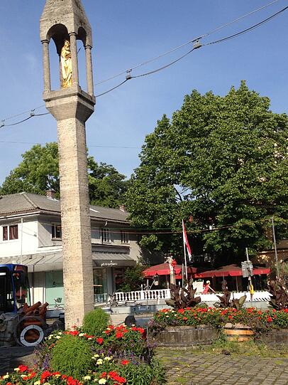 Einsam, aber unbeugsam: Die Pasinger Mariensäule inmitten der Baustellen.