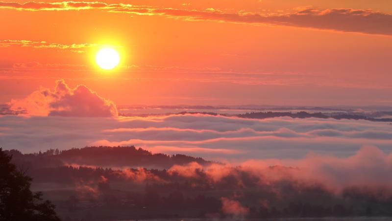 Morgennebel lichtet sich bei Sonnenaufgang über einem See. Foto: Karl-Josef Hildenbrand/dpa/Symbolbild Morgennebel lichtet sich bei Sonnenaufgang über einem See. Foto: Karl-Josef Hildenbrand/dpa/Symbolbild