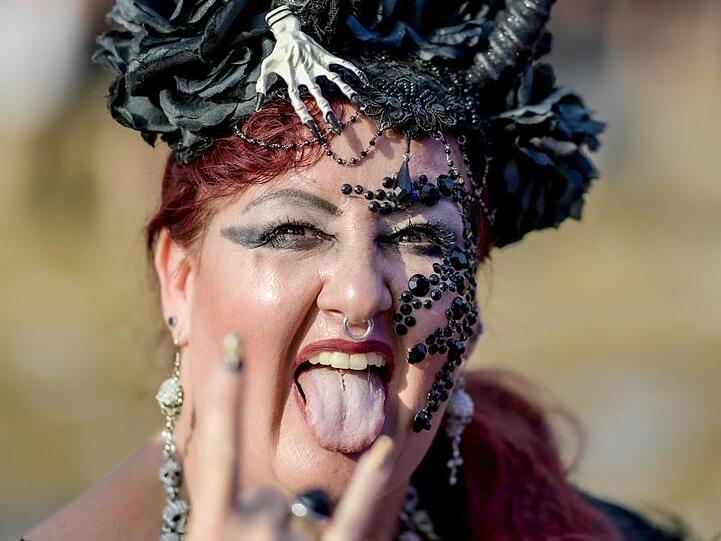 Zuge raus und die Hand zur "Pommesgabel": ein Standard unter Wacken-Besuchern.