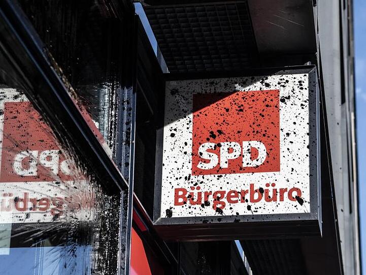 Am Willy-Brandt-Haus sind die Spuren des Angriffs in der Nacht zu sehen.