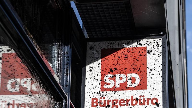 Am Willy-Brandt-Haus sind die Spuren des Angriffs in der Nacht zu sehen. Am Willy-Brandt-Haus sind die Spuren des Angriffs in der Nacht zu sehen.