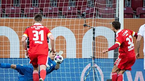 Augsburgs Torwart Rafal Gikiewicz h&auml;lt gegen seinen Ex-Verein einen Elfmeter.