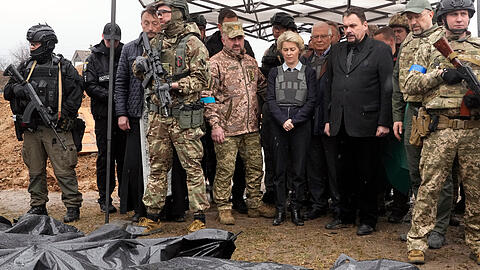 Butscha: Ursula von der Leyen, Präsidentin der Europäischen Kommission (Mitte) betrachtet gemeinsam mit Josep Borrell (Mitte, rechts), Hoher Vertreter der EU für Außen- und Sicherheitspolitik, und Denys Schmyhal (Zweiter von rechts), Premierminister der Ukraine, abgedeckte Leichen getöteter Zivilisten.