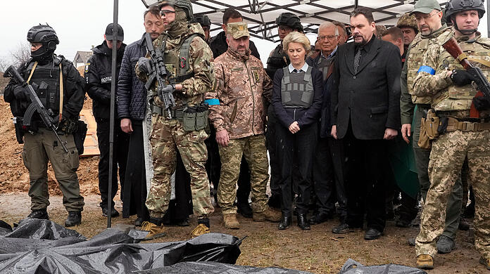 Butscha: Ursula von der Leyen, Präsidentin der Europäischen Kommission (Mitte) betrachtet gemeinsam mit Josep Borrell (Mitte, rechts), Hoher Vertreter der EU für Außen- und Sicherheitspolitik, und Denys Schmyhal (Zweiter von rechts), Premierminister der Ukraine, abgedeckte Leichen getöteter Zivilisten.