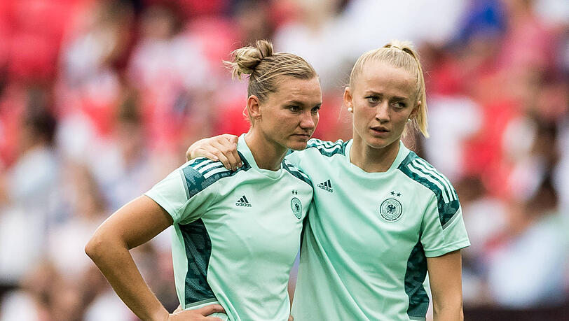 Alexandra Popp (l.) und Lea Schüller - hier gemeinsam bei der Nationalmannschaft - treffen am Samstag in der Bundesliga aufeinander.