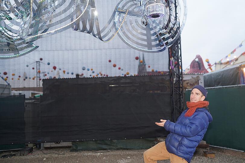 Peter Gunson aus Sheffield ist mit seinem singenden Kunstwerk "Celestial Sound Cloud" das erste Mal auf dem Tollwood.