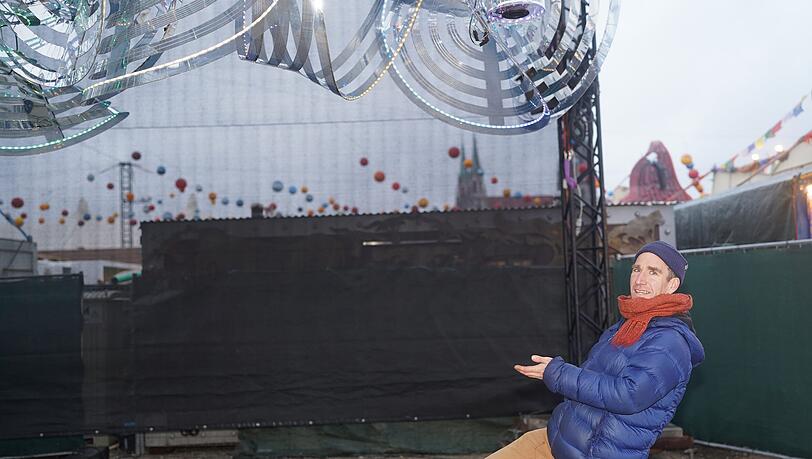 Peter Gunson aus Sheffield ist mit seinem singenden Kunstwerk "Celestial Sound Cloud" das erste Mal auf dem Tollwood. Peter Gunson aus Sheffield ist mit seinem singenden Kunstwerk "Celestial Sound Cloud" das erste Mal auf dem Tollwood.