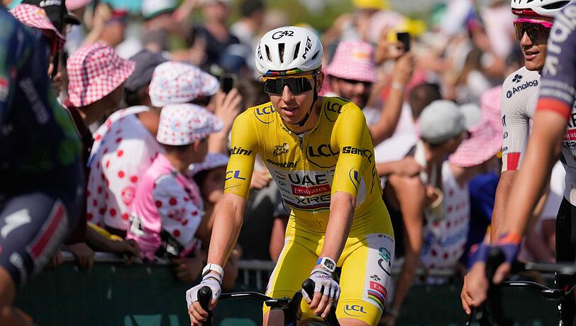Tadej Pogacar bleibt Gesamtf&uuml;hrender der Tour de France.