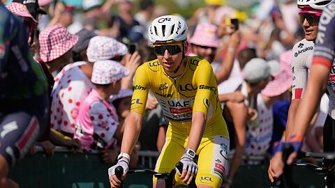 Tadej Pogacar bleibt Gesamtf&uuml;hrender der Tour de France.