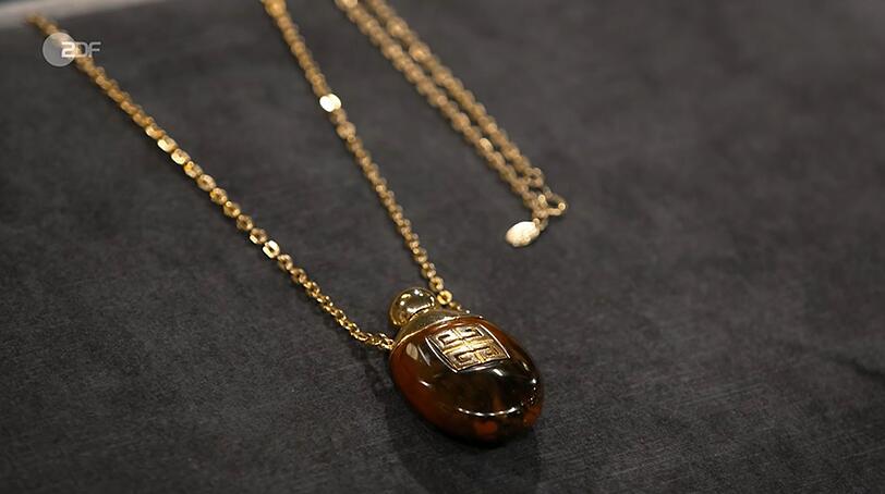 Eine Parf&uuml;mflakon-Kette aus dem Jahr 1978 wartete ebenfalls auf einen neuen Besitzer.