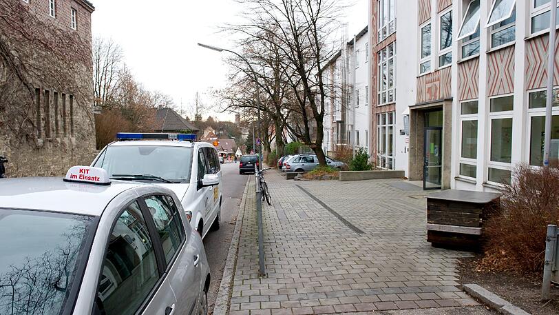 Alarm an einem oberbayerischen Gymnasium: Eine Jugendliche geht mit einem Messer auf Mitschüler los.