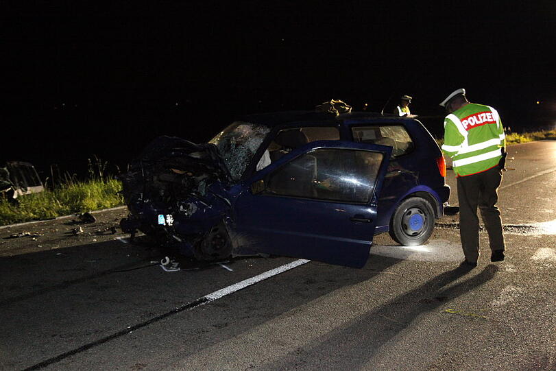 Bei Warngau ist ein Autofahrer bei einem heftigen Frontalcrash ums Leben gekommen. Der Mann wollte überholen und rauschte dabei mit einem anderen Wagen auf der Gegenfahrbahn zusammen.