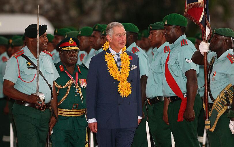 Dann inspiziert Charles die Ehrengarde.