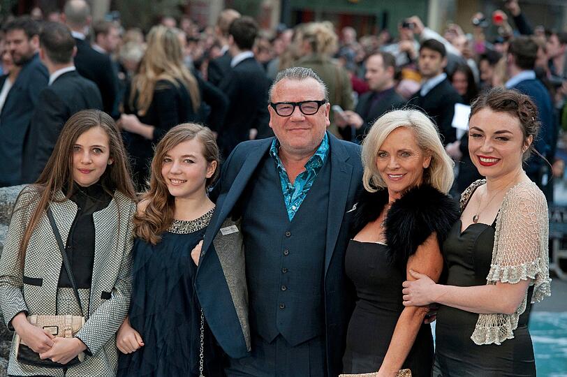 Der britische Schauspieler Ray Winstone mit seiner ganzen Familie