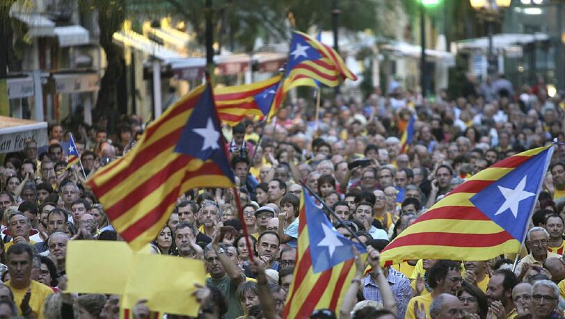 Sauer auf die Regierung in Madrid: Monatelang demonstrierten verärgerte Katalanen für die Unabhängigkeit ihrer Region. Sauer auf die Regierung in Madrid: Monatelang demonstrierten verärgerte Katalanen für die Unabhängigkeit ihrer Region.