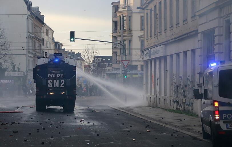 Krawalle in Leipzig bei einer Nazi-Gegendemonstration. Die Bilder!