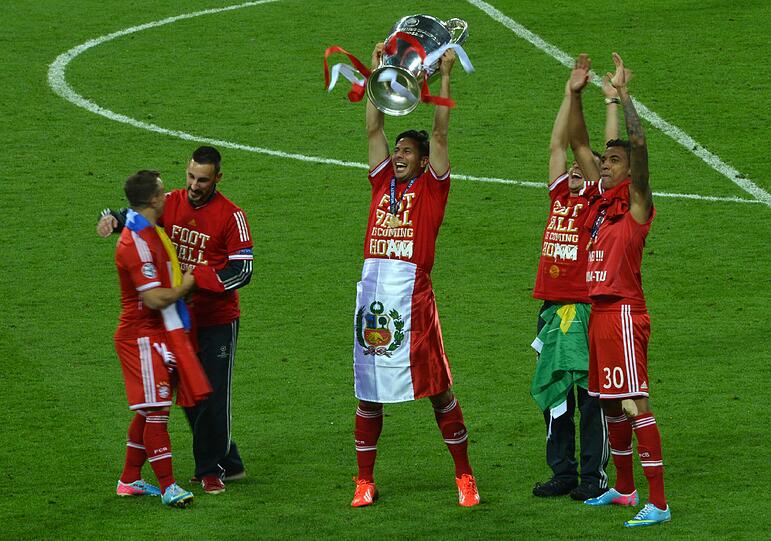 Claudio Pizarro mit der Champions League Trophäe im Mai 2013 auf dem heiligen Rasen in Wembley.