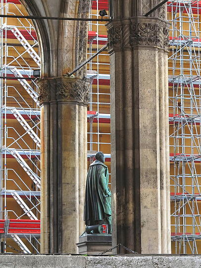 Seit Kurzem umspannt ein Grüst die Theatinerkirche am Odeonsplatz. Die Bilder.