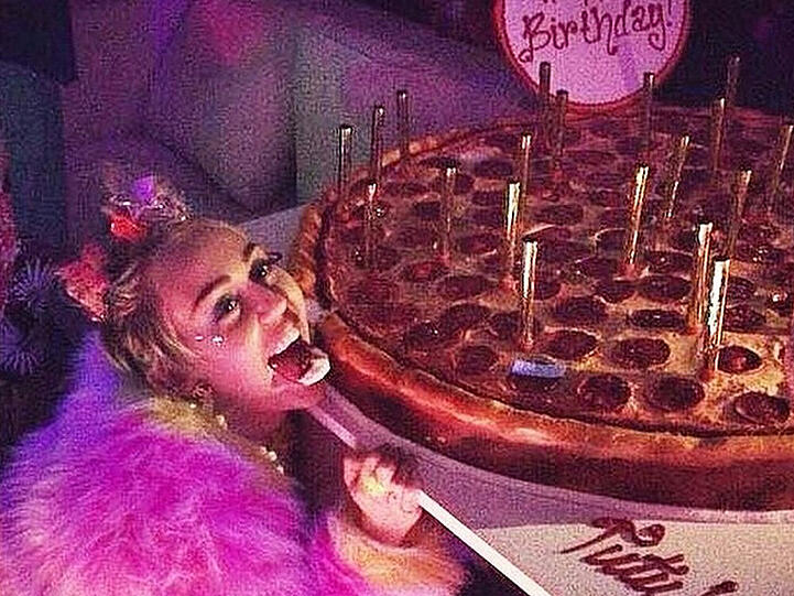 Wenn sich Miley Cyrus zur "Pizza Slut" ernennt, wissen ihre Tortenbäcker, was zu tun ist
