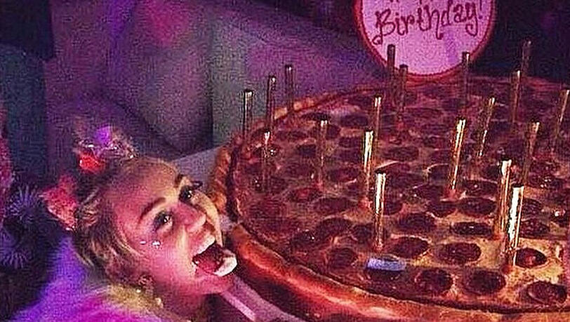 Wenn sich Miley Cyrus zur "Pizza Slut" ernennt, wissen ihre Tortenbäcker, was zu tun ist Wenn sich Miley Cyrus zur "Pizza Slut" ernennt, wissen ihre Tortenbäcker, was zu tun ist