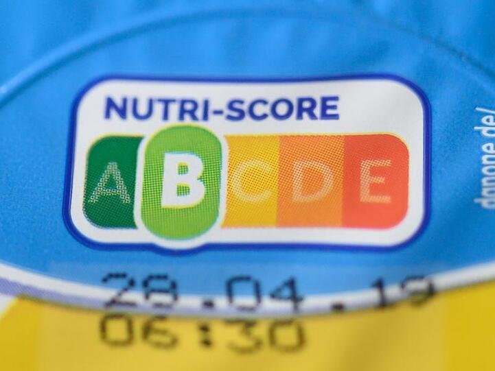 Auf einer Packung Joghurt ist der sogenannte "Nutri-Score" zu sehen.