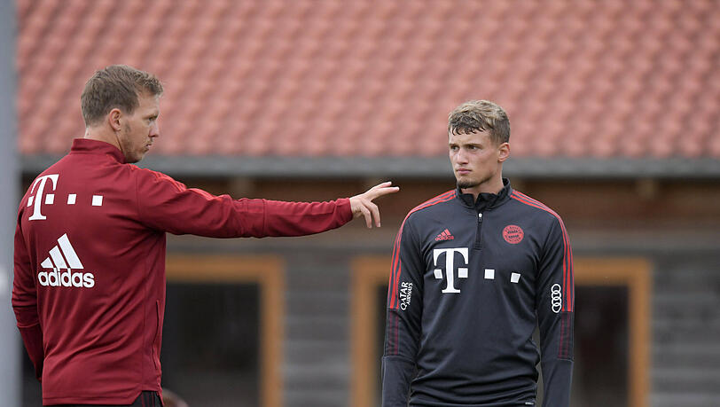 Redebedarf: Bayern-Trainer Julian Nagelsmann (links) mit Michael Cuisance. Redebedarf: Bayern-Trainer Julian Nagelsmann (links) mit Michael Cuisance.