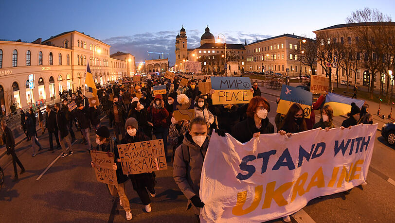 Demonstranten gehen bei einem weltweiten Protest von Fridays For Future gegen den Krieg in der Ukraine über die Ludwigsstrasse in der Landeshauptstadt.