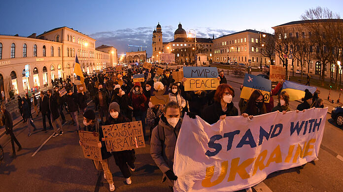 Demonstranten gehen bei einem weltweiten Protest von Fridays For Future gegen den Krieg in der Ukraine über die Ludwigsstrasse in der Landeshauptstadt.
