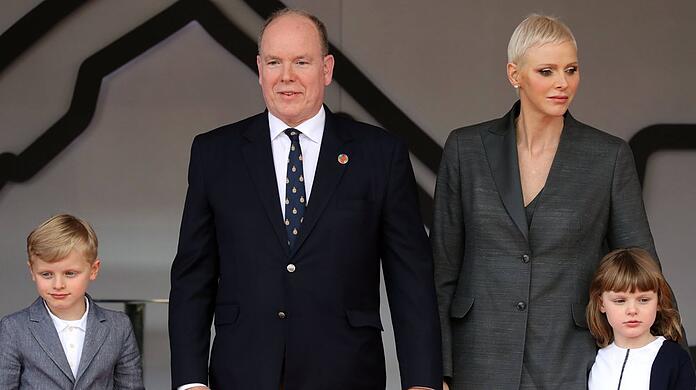 Fürst Albert II., Fürstin Charlène von Monaco und ihre beiden Kinder Jacques und Gabriella.