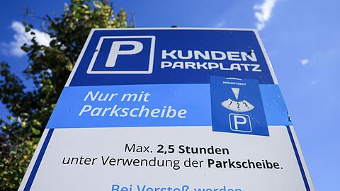 Nicht an allen Parkplätzen seien die Parkbedingungen ausreichend ausgeschildert, kritisieren Verbraucherschützer. (Archivbild)