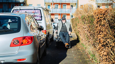Thorsten Zinsmeister aus Laim. Gehwegparker machen ihm im Alltag oft zu schaffen. Den Platz, den er hier auf dem Foto hat, hat er nicht immer – regelmäßig muss er umkehren und manchmal kommt er weder vor noch zurück. Thorsten Zinsmeister aus Laim. Gehwegparker machen ihm im Alltag oft zu schaffen. Den Platz, den er hier auf dem Foto hat, hat er nicht immer – regelmäßig muss er umkehren und manchmal kommt er weder vor noch zurück.