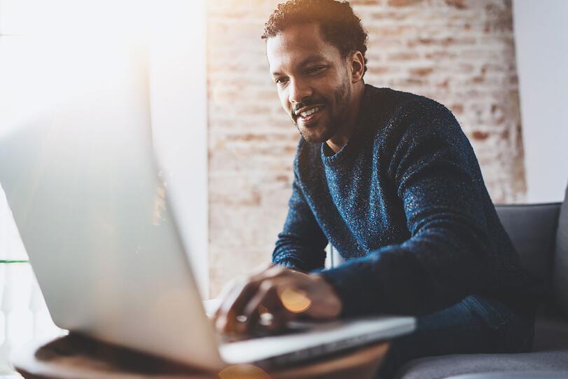 Wer sich an Face Yoga versuchen möchte, wird zur Genüge Lektüre im Handel und Anleitungen im Web entdecken. Gerade für den Anfang wird jedoch geraten, im wahrsten Sinne des Wortes face to face mit einer Expertin oder einem Experten zu trainieren, bis die Übungen korrekt sitzen. Wer sich an Face Yoga versuchen möchte, wird zur Genüge Lektüre im Handel und Anleitungen im Web entdecken. Gerade für den Anfang wird jedoch geraten, im wahrsten Sinne des Wortes face to face mit einer Expertin oder einem Experten zu trainieren, bis die Übungen korrekt sitzen.
