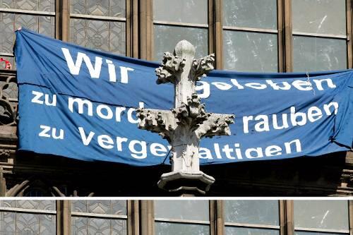 Mit Transparenten protestierten Kriegsgener gegen ein Gelöbnis der Bundeswehr in Köln.