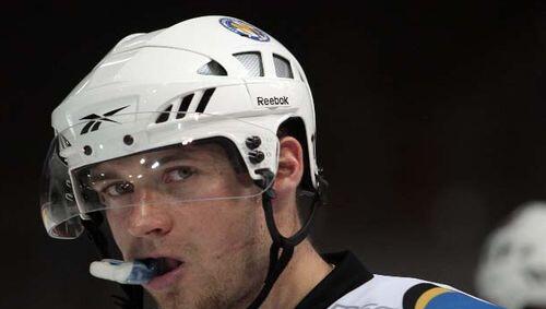 Daniel Hilpert, der sich im Spetember schwer am Knie verletzte, steht wieder im Kader des EHC. Daniel Hilpert, der sich im Spetember schwer am Knie verletzte, steht wieder im Kader des EHC.