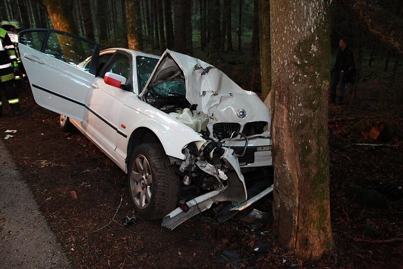 Bei einem schweren Verkehrsunfall sind am Sonntag vier Männer schwer verletzt worden. Die Unfallursache ist noch ungeklärt. Der Fahrer des BMW war von der Straße abgekommen und in eine Baumgruppe gerast - die Bilder des Unfalls.