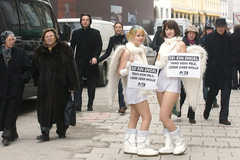 "Sei ein Engel: Trag kein Pelz, Leder oder Wolle": So werben die sexy Engel Angela (26) und Somale (18) in der Münchner Innenstadt für den Tierschutz.
