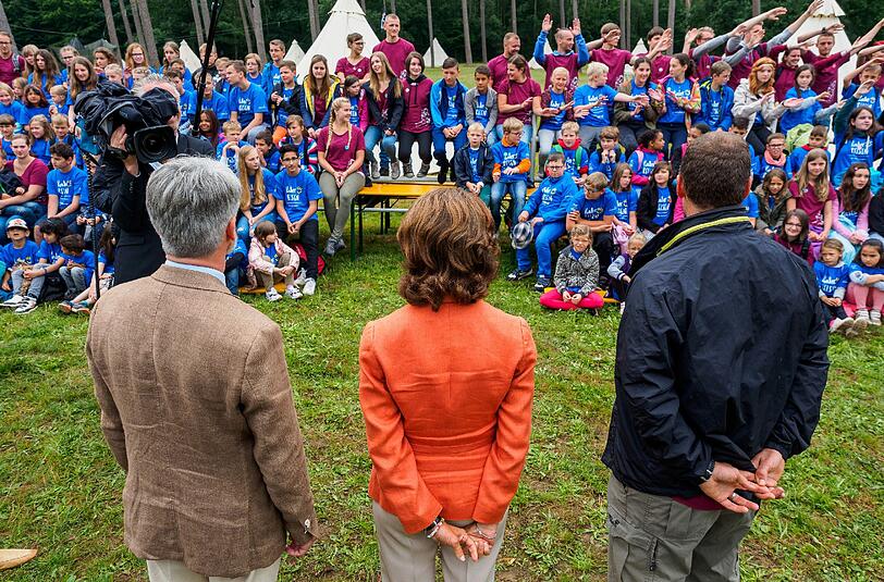 Das werden diese Kinder nie vergessen: Königin Silvia von Schweden bereitet gemeinsam mit ihnen das Essen zu. Sehen Sie hier die schönsten Bilder vom Besuch der Königin in Oberfranken. Foto: Nicolas Armer