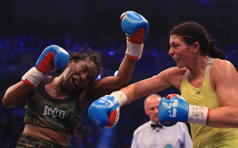 &bdquo;Christina kann dem Frauenboxen in Deutschland wieder einen Push geben!&ldquo;, sagt Ex-Box-Queen Regina Halmich über Hammer (r. und kl. Foto,), hier gegen Jessica Balogun.