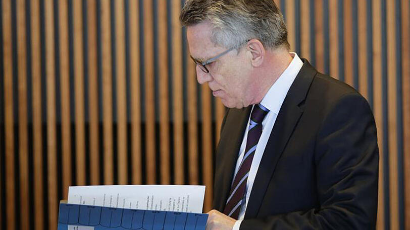 Thomas de Maiziere spricht mit seinen Kollegen und nimmt an einer Aussprache im Innenausschuss des Europaparlaments teil.
