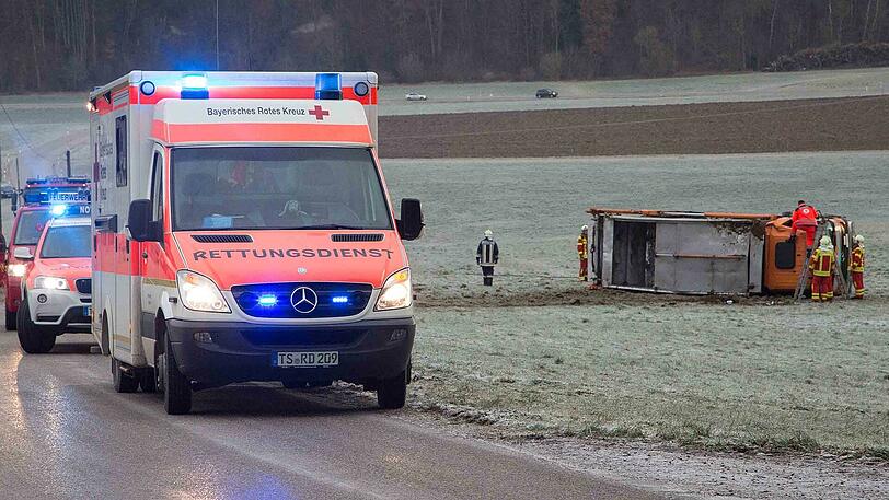 Der schwere Lkw schleuderte auf die Wiese ehe er umkippte und sich überschlug - die Bilder von der Unfallstelle.