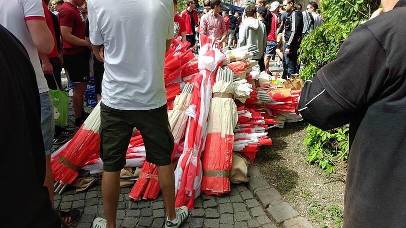 Die Bayern-Anhänger treffen die letzten Vorbereitungen.