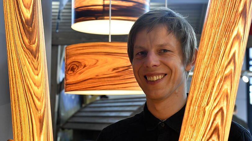 Die formschönen Leuchten aus Echtholz von Woodmosphere gibt es im Hanse-Zimmer.