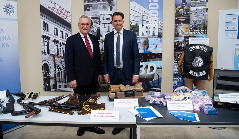 Der Handel mit Drogen ist lukrativ für organisierte Kriminelle &ndash; doch laut Innenminister Herrmann (l.) und Justizminister Eisenreich hat der Freistaat alles im Griff.