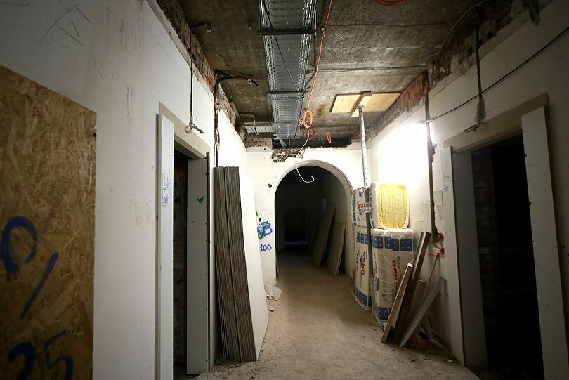 Hier wird das Gebäude an der Kapellenstraße zum neuen Ordinariat umgebaut. Die Bilder von der Baustelle.