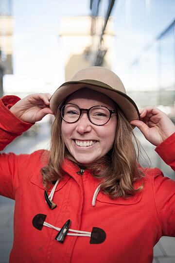 Betti (26) hat sich einen Hut gekauft, den sie auch tatsächlich tragen will. Kosten: 10 €