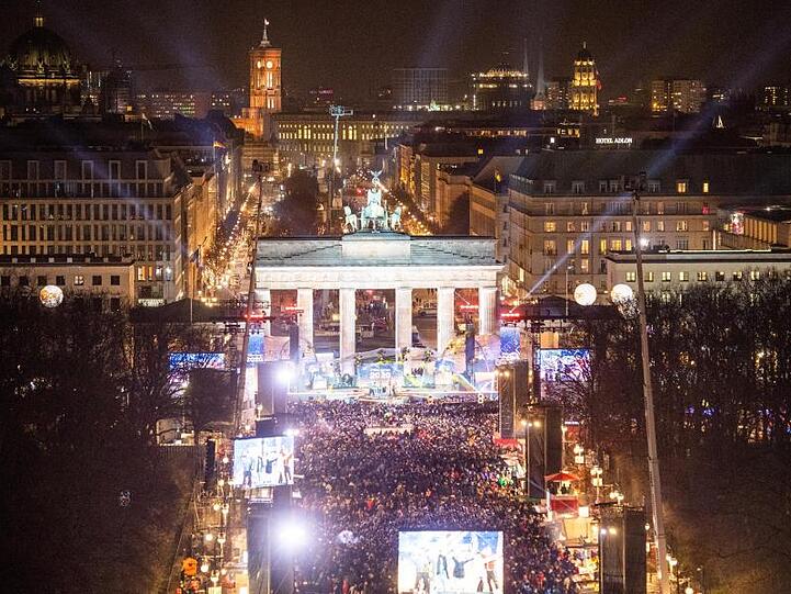 Tausende Menschen feiern Silvester am Brandenburger Tor bei Deutschlands größter Party zum Jahreswechsel.