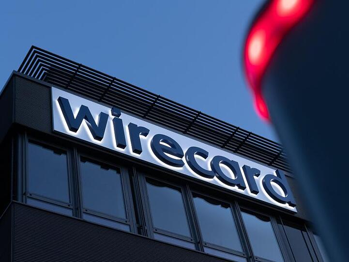 Der Schriftzug von Wirecard ist an der Firmenzentrale zu sehen. Foto: Peter Kneffel/dpa