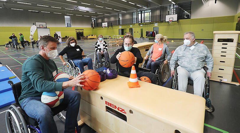 Beim Rollstuhltraining werden die Teilnehmer in mehrere Gruppen nach ähnlichen Lebensherausforderungen eingeteilt: In E-Rollstuhlfahrer, in Menschen mit Muskelerkrankungen wie MS-Patienten, die noch nicht auf einen E-Rollstuhl angewiesen sind, in aktive Rollstuhlfahrer und in die Amateurrollstuhlfahrer beziehungsweise Fußgänger. So müssen auch Angehörige am Samstag Erfahrungen sammeln. "Es ist ein großer Unterschied, ob man jemanden nur schiebt oder es selbst mal erlebt hat", sagt Rollstuhltrainer Christoph Högl gleich zu Beginn der Veranstaltung. Die Fußgängergruppe erlebt sogleich in der ersten Simulation, wie es ist, an den Rollstuhl gefesselt einkaufen gehen zu müssen.