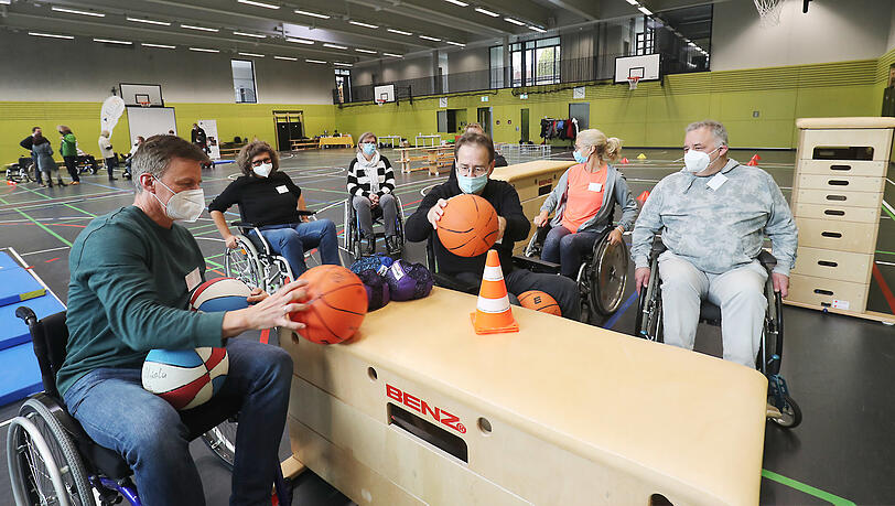 Beim Rollstuhltraining werden die Teilnehmer in mehrere Gruppen nach ähnlichen Lebensherausforderungen eingeteilt: In E-Rollstuhlfahrer, in Menschen mit Muskelerkrankungen wie MS-Patienten, die noch nicht auf einen E-Rollstuhl angewiesen sind, in aktive Rollstuhlfahrer und in die Amateurrollstuhlfahrer beziehungsweise Fußgänger. So müssen auch Angehörige am Samstag Erfahrungen sammeln. "Es ist ein großer Unterschied, ob man jemanden nur schiebt oder es selbst mal erlebt hat", sagt Rollstuhltrainer Christoph Högl gleich zu Beginn der Veranstaltung. Die Fußgängergruppe erlebt sogleich in der ersten Simulation, wie es ist, an den Rollstuhl gefesselt einkaufen gehen zu müssen.